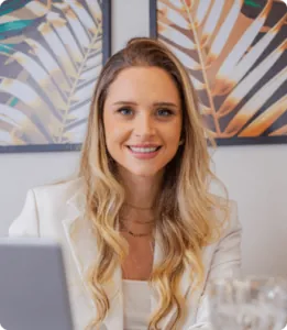 Dra. Bruna Foschini, profissional da LYS Odontologia